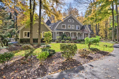 Stunning Solon Getaway about 20 Mi to Cleveland! House in Lake Erie