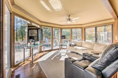 Stunning Solon Getaway about 20 Mi to Cleveland! House in Lake Erie