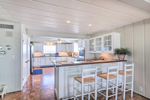 Charming Galveston Home with Waterfront Deck! House in Galveston Island