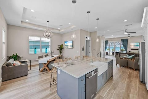 Luxury Coastal Home, Gulfport Waterfront District Villa in Gulfport