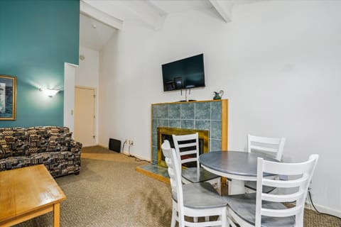 Cedarbrook Deluxe One bedroom Queen Suite with outdoor heated pool 209 Hotel in Killington