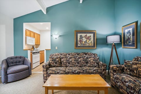 Cedarbrook Deluxe One bedroom Queen Suite with outdoor heated pool 209 Hotel in Killington