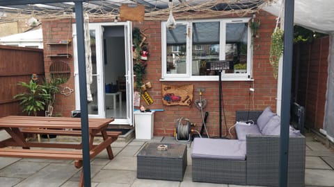 Spacious 2 bedroom house with garden House in Enfield