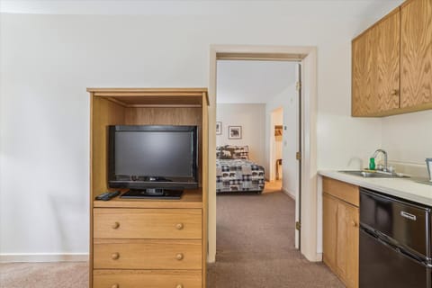 Cedarbrook Deluxe one bedroom suite with outdoor heated pool 21416 Hotel in Killington