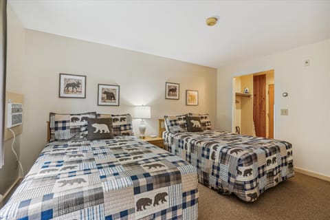 Cedarbrook Two Double bed Standard Hotel room 217 Hotel in Killington