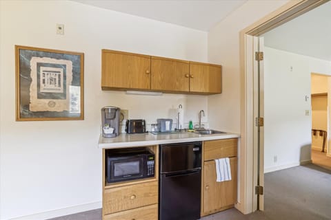 Cedarbrook Deluxe one bedroom suite located on 2nd floor with outdoor heated pool 21921 Hotel in Killington