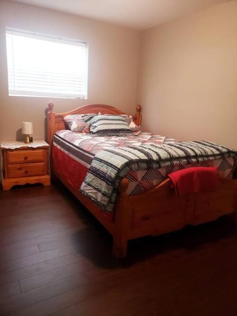 3 Bedroom basement unit with Free Parking , WiFi. Apartment in Windsor