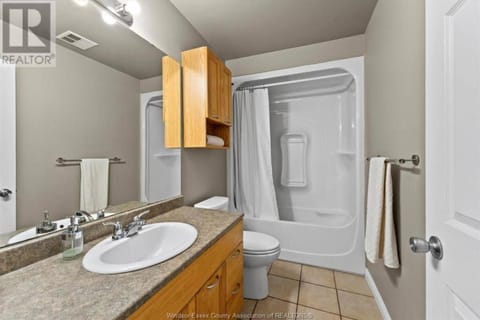 3 Bedroom basement unit with Free Parking , WiFi. Apartment in Windsor