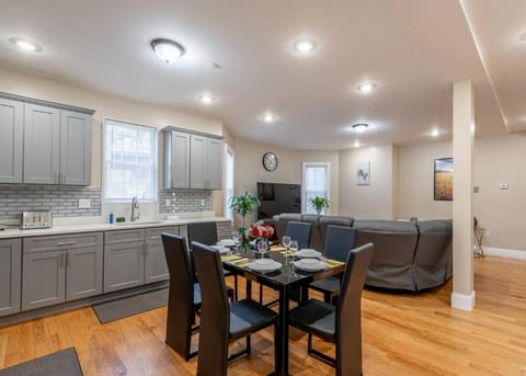 233/1-Boston family-friendly first floor apartment Condo in Quincy