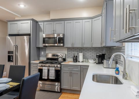 233-1 XMAS 30 PERCENT OFF! Boston family-friendly first floor apartment Apartment in Quincy