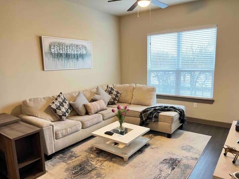 Luxury Suite in the heart of Dallas, a Home away from Home! Condo in Richardson