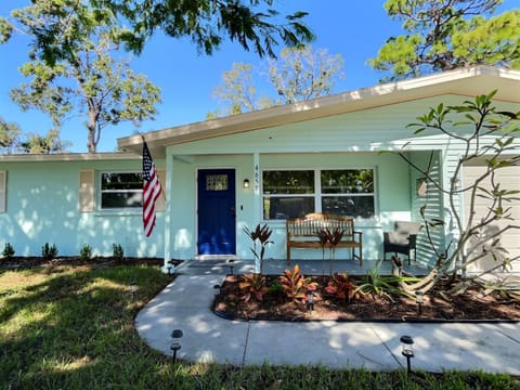 NEW Warm modern bliss just 10 minutes from Siesta Key beaches and downtown Sarasota House in Sarasota