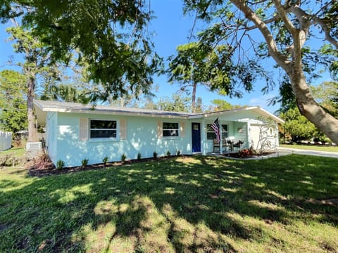 NEW Warm modern bliss just 10 minutes from Siesta Key beaches and downtown Sarasota House in Sarasota