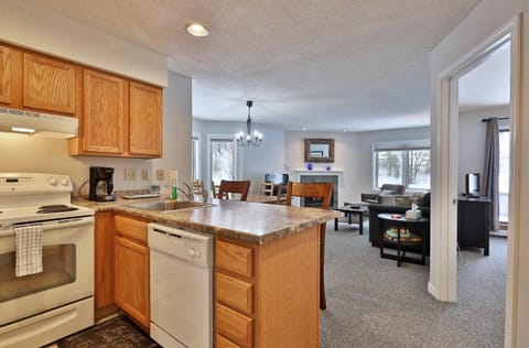 Beautifully decorated 3 bedroom condo nestled Slopeside on Pico Mountain Ski-in Ski-out G101 Maison in Mendon
