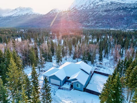 Cozy Private Hot Tub, Luxe Views! Shiloh&harmony House in Eagle River