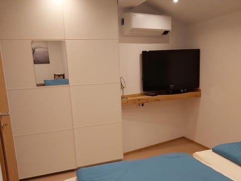 Bed, TV and multimedia, Photo of the whole room, Bedroom, air conditioner, air conditioner