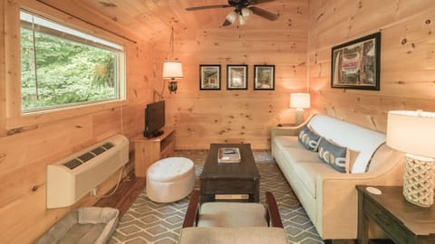 Affordable cabin that sleeps 8 K beds & fire pit Haus in Cosby
