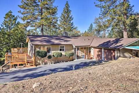 Tuolumne Hideaway with Game Room and Mtn Views! Maison in Calaveras County