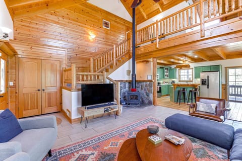 Family-Friendly Cabin By Golf Course and Marina House in Carroll County