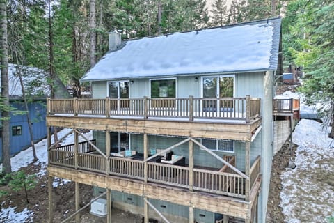 Cold Springs Mountain Retreat with 2-Level Deck House in Calaveras County