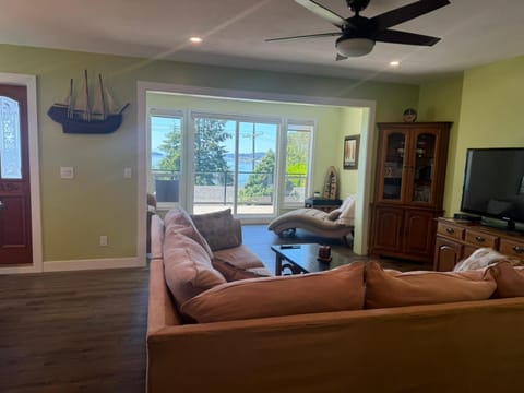 Relaxing 3bdr 2bth Home with Gorgeous View House in Sechelt