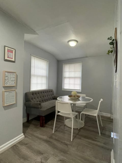 Renovated guest house Condo in Hyattsville