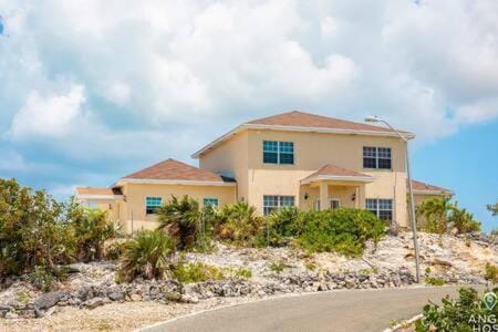 Charming Guest House near Chalk Sound and the Beach House in Turks and Caicos Islands