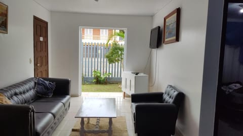 TV and multimedia, Living room, Seating area, Garden view