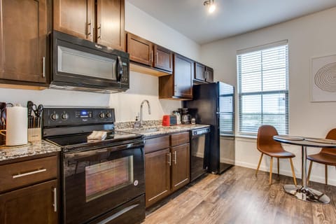Astonishing CozySuites on I-35 with pool&parking #11 Condo in Wells Branch