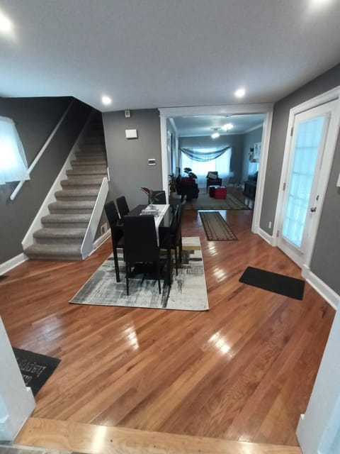 Cozy Updated 3-BR apartment near Peace Bridge Condo in Buffalo