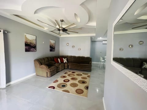 Large Contemporary Two Bedroom Casa in Kingston