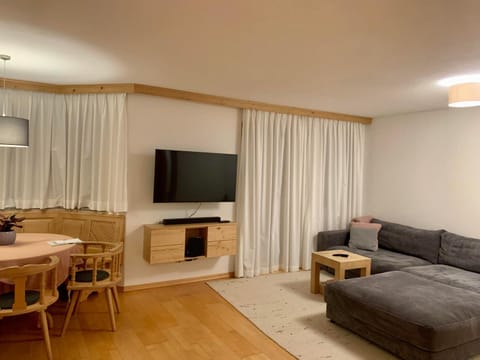 TV and multimedia, Living room, Seating area, Evening entertainment