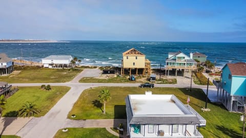 Hot Tub Gulf Views Fireplace BRAND NEW Beach Home in Treasure Island House in Alvin