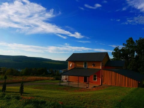 Vineyard Farmhouse with Hot Tub & Lake Views Casa in Keuka Lake