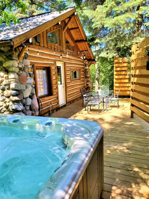 Steps to Beach-Hot Tub-Fireplace-Northern Original Chalet in Traverse City