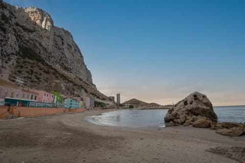 Beachfront maisonette-Hosted by Sweetstay Condo in Gibraltar