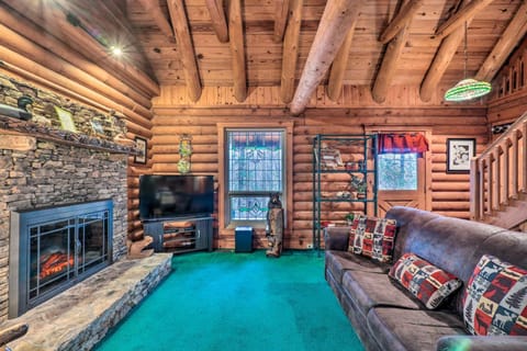 Gatlinburg Log Cabin with Hot Tub and Mountain Views! House in Pittman Center