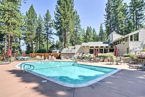 Tahoe Area Townhome with Pool and Mountain Views Casa in Round Hill Village