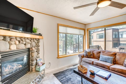 Tahoe Area Townhome with Pool and Mountain Views Casa in Round Hill Village