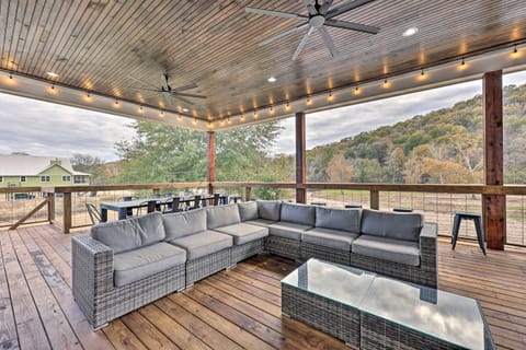 Lavish Riverfront Escape with Gas Grill! Maison in Glenwood