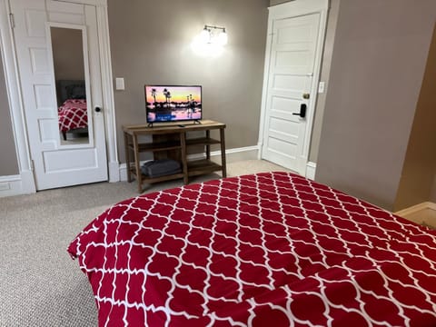 Bed, TV and multimedia, Photo of the whole room, Bedroom, hair dresser, wardrobe