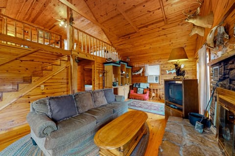 Charlie's Ol' Fishing Cabin Casa in Beaver Lake