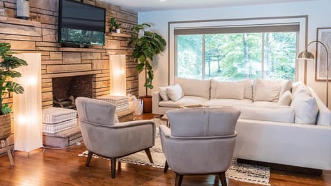 TV and multimedia, Living room, Photo of the whole room, Seating area, Garden view, flat iron