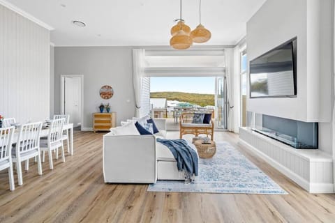 Playa Azul-Beach house on Catherine Hill Bay and Moonee beach House in Lake Macquarie