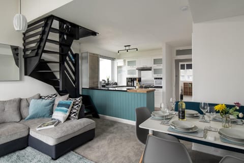 Rivage - Modern Maisonette Apartment in Deganwy
