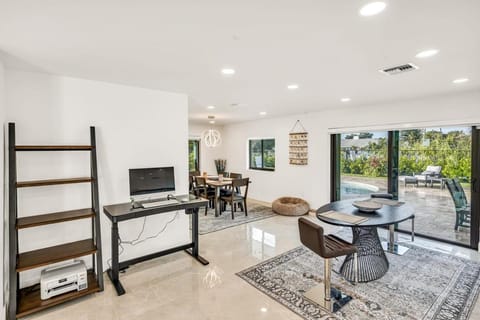 Sandals Beach Cottage House in Lauderdale Lakes