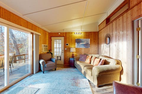 Ozark Rambler Cabin House in Beaver Lake