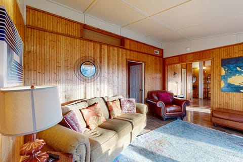 Ozark Rambler Cabin House in Beaver Lake
