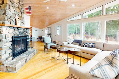 Midcentury Meets Rustic Lakefront Maison in Nobleboro
