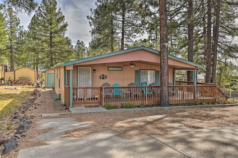 Munds Park Cabin with Wraparound Deck and Grill! Casa in Munds Park